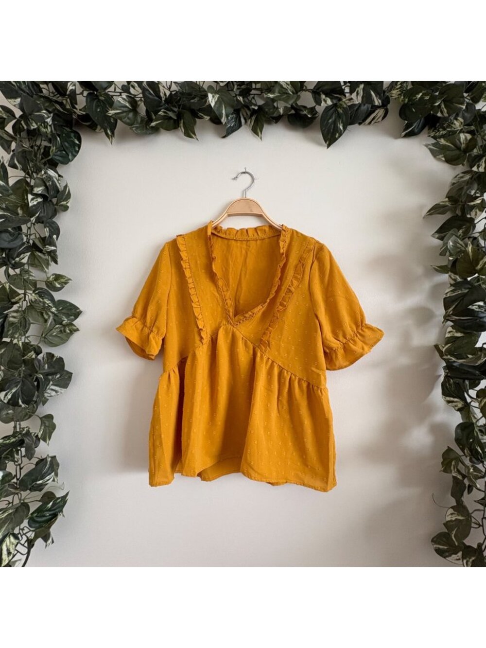 Boutique Short Sleeve Babydoll V-Neck Blouse Mustard Yellow Women’s Size M